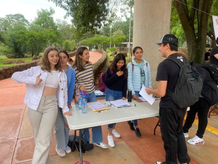 Estudiantes de primer ingreso en cursos de inducción.