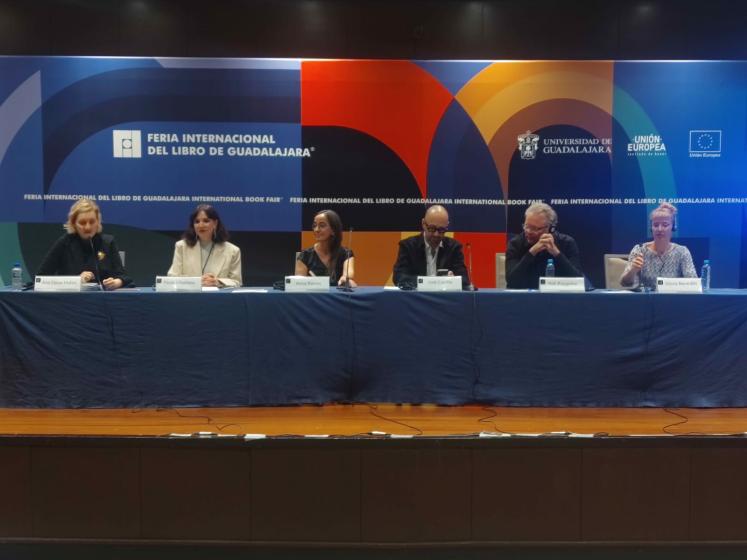 Integrantes de la mesa redonda “Diseño para la vida. Industrias creativas y sostenibilidad”.