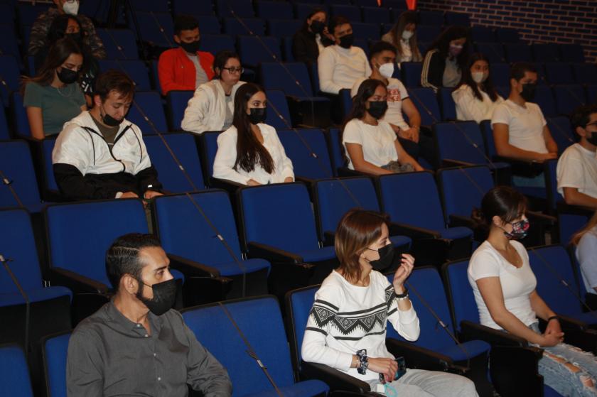 Público de la conferencia “Vivir con los Indígenas: una experiencia”..