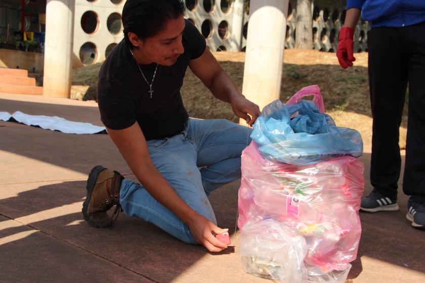Alumno en actividad de "Recolección, clasificación y reducción de basura".