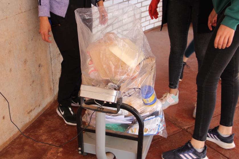 Alumnos en actividad de "Recolección, clasificación y reducción de basura".