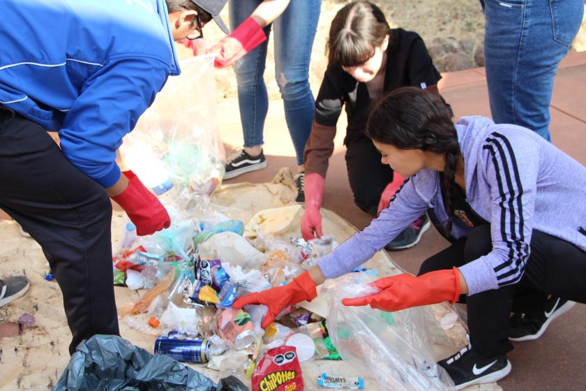 Alumnos en actividad de "Recolección, clasificación y reducción de basura".