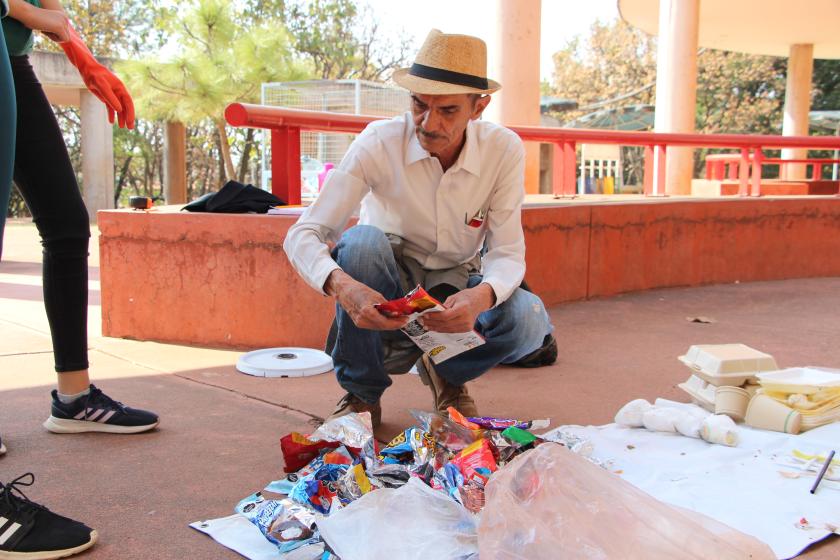 Personal CUAltos en actividad de "Recolección, clasificación y reducción de basura".