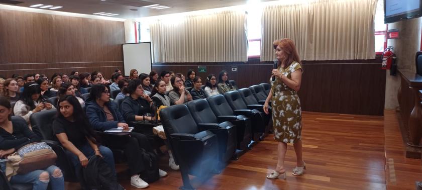 Expositora y estudiantes en la semana de preparación para egresados.