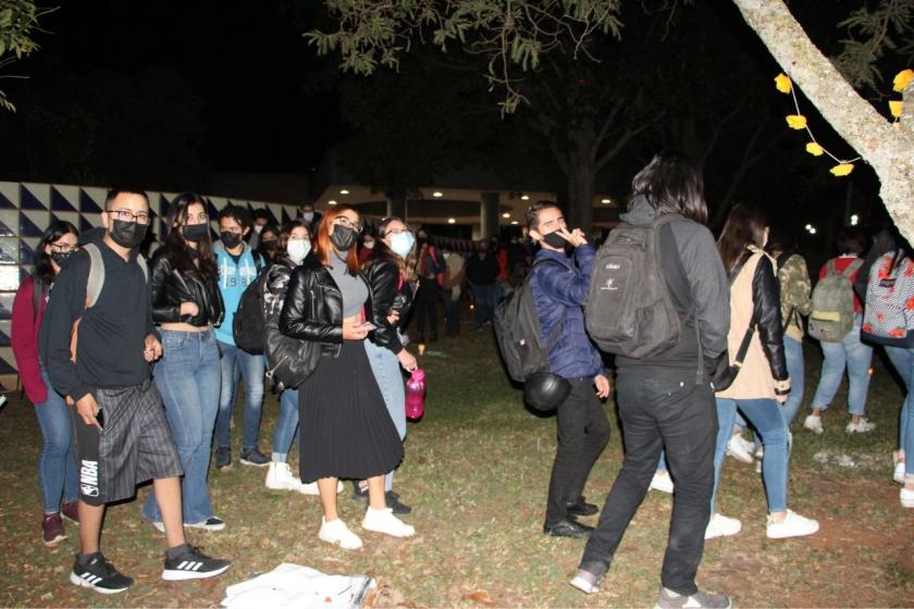 Estudiantes realizando el recorrido nocturno.