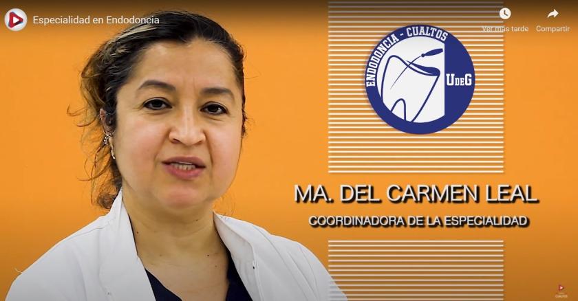 Cartel en el que se lee "MA. DEL CARMEN LEAL COORDINADORA DE LA ESPECIALIDAD".