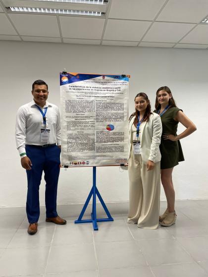 Estudiantes presentando un rpyecto de investigación.