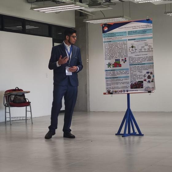 Estudiante presentando un rpyecto de investigación.