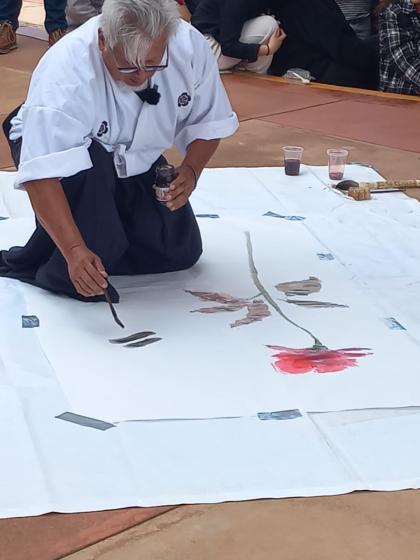 Artista José Luis Vidal Ávila realizando un mural.