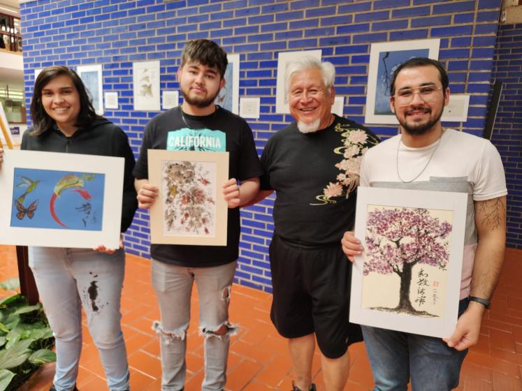 Estudiantes con el artista José Luis Vidal Ávila.