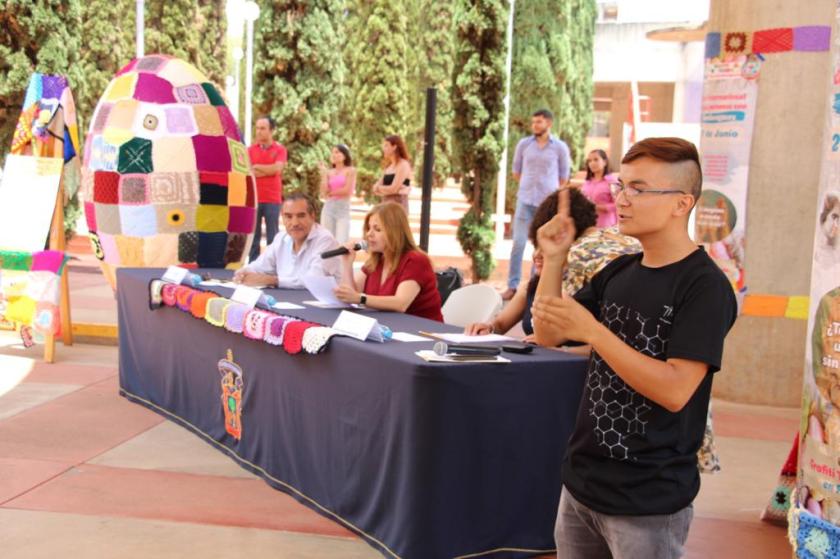 Alumno interpretando una canción en lengua de señas.