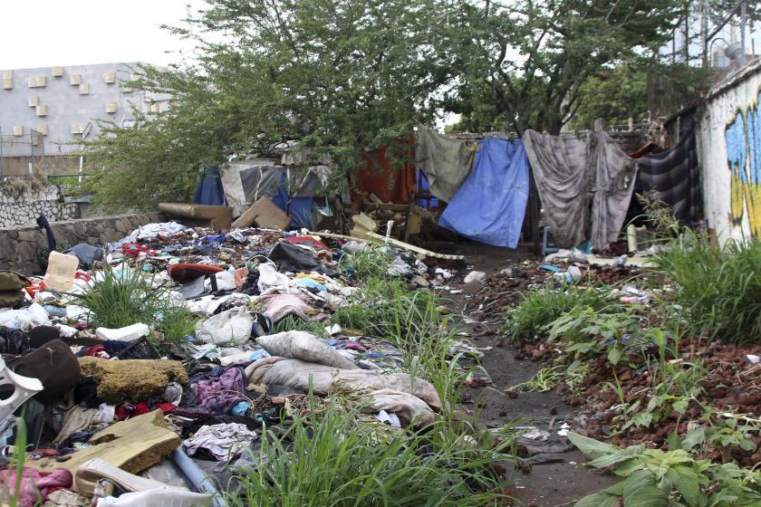 Panorama de basura y contrucción de una vivienda con telas.