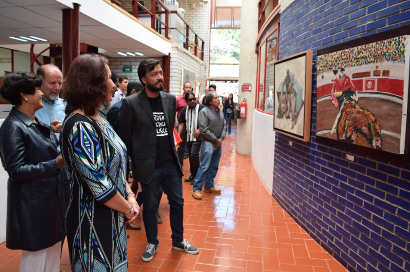 Personas observando la exposición de las Rutas Plásticas Jalisco.