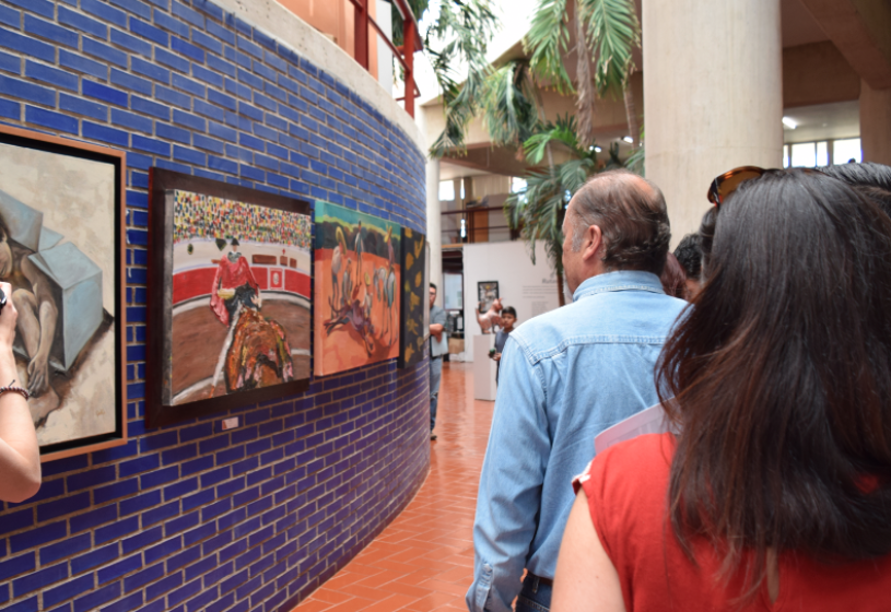 Personas observando la exposición de las Rutas Plásticas Jalisco.