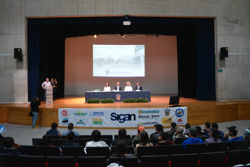 Autoridades y público del Simposio de Innovación Ganadera.