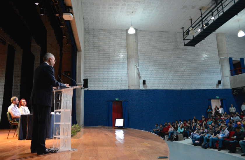 Autoridad CUAltos y público del Simposio de Innovación Ganadera.