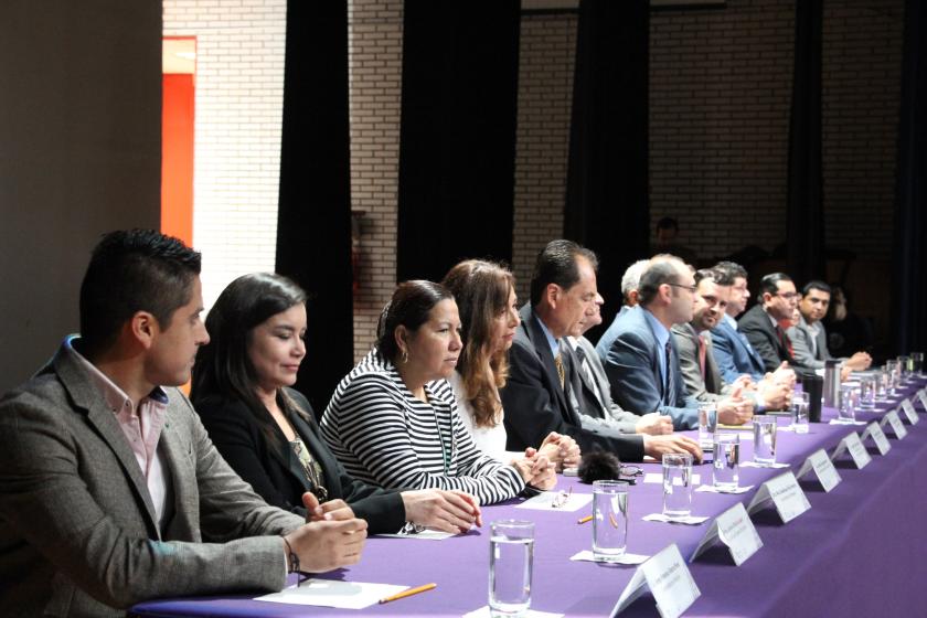 Académicos y autoridades