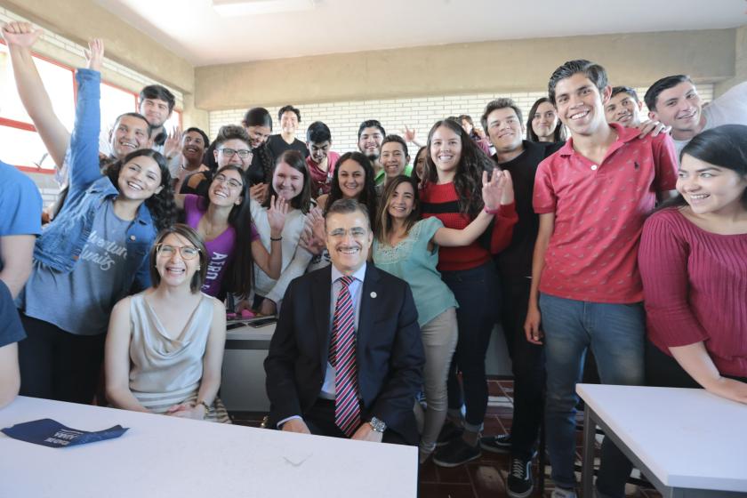 Alumnos con autoridades.