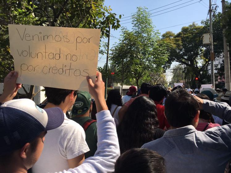 Alumnos manifestando