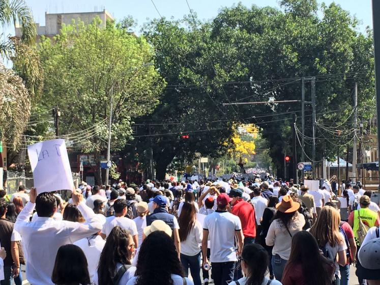 Alumnos manifestando