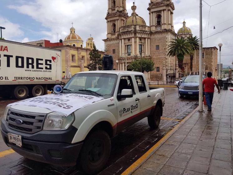 Camioneta blanca en centro de Tepatitlán