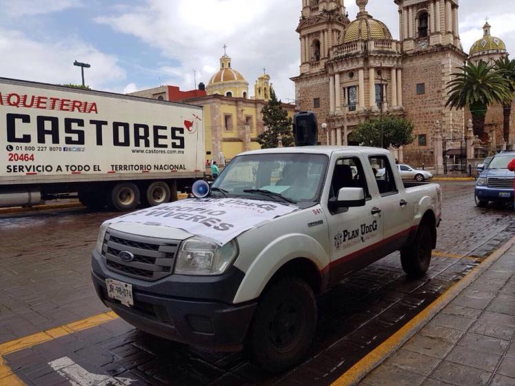 Camioneta blanca en centro de Tepatitlán