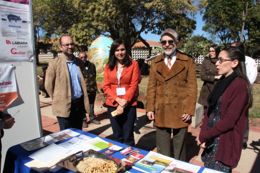 Administrativos, académicos y autoridades del cualtos