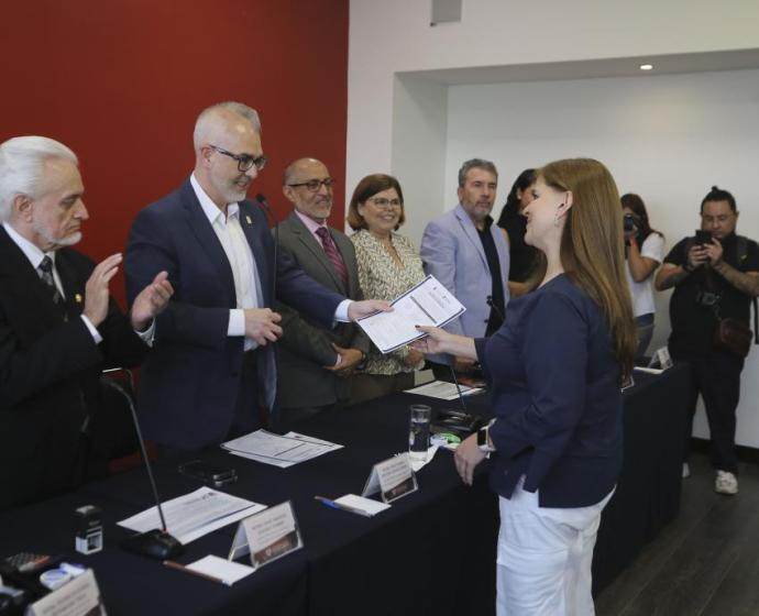 Obtiene la Mtra. Karla Planter Pérez registro como aspirante a la Rectoría General de la UdeG