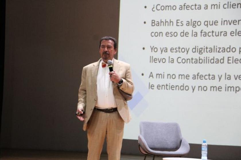 Diálogo de estudiantes con empresa líder en soluciones digitales