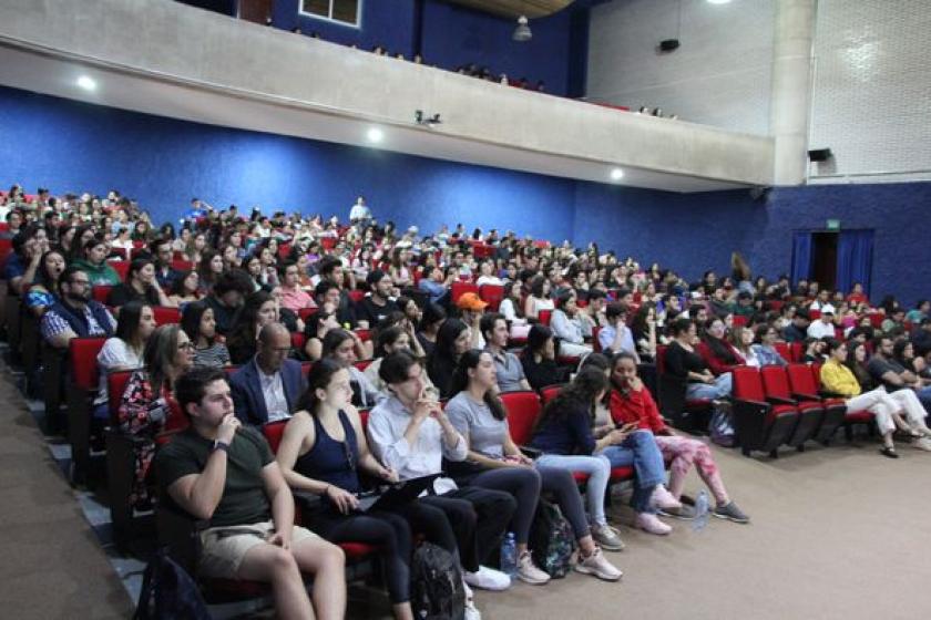 Diálogo de estudiantes con empresa líder en soluciones digitales