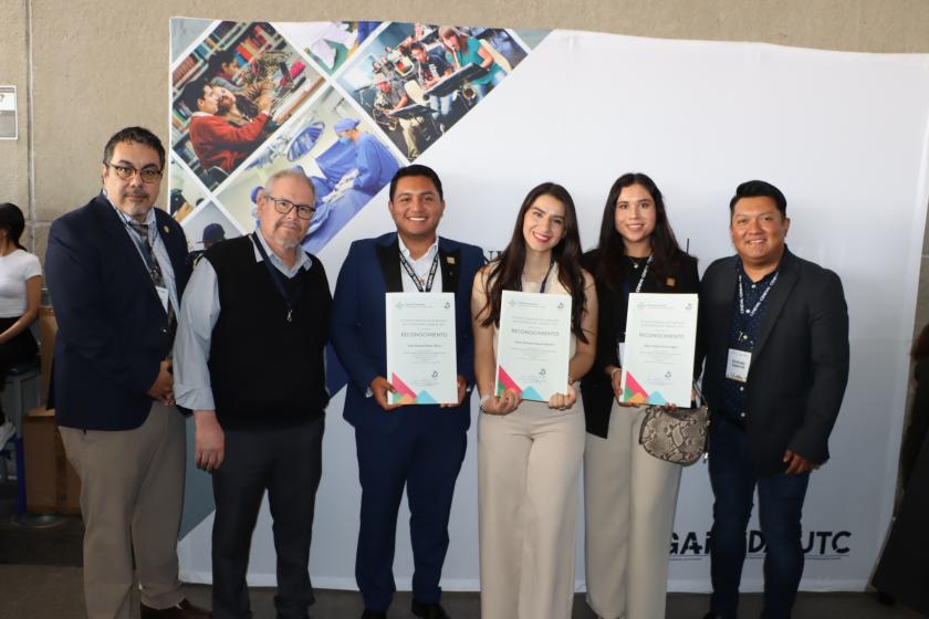 Estudiantes del CUAltos reciben el Premio Ceneval al Desempeño de Excelencia EGEL+D