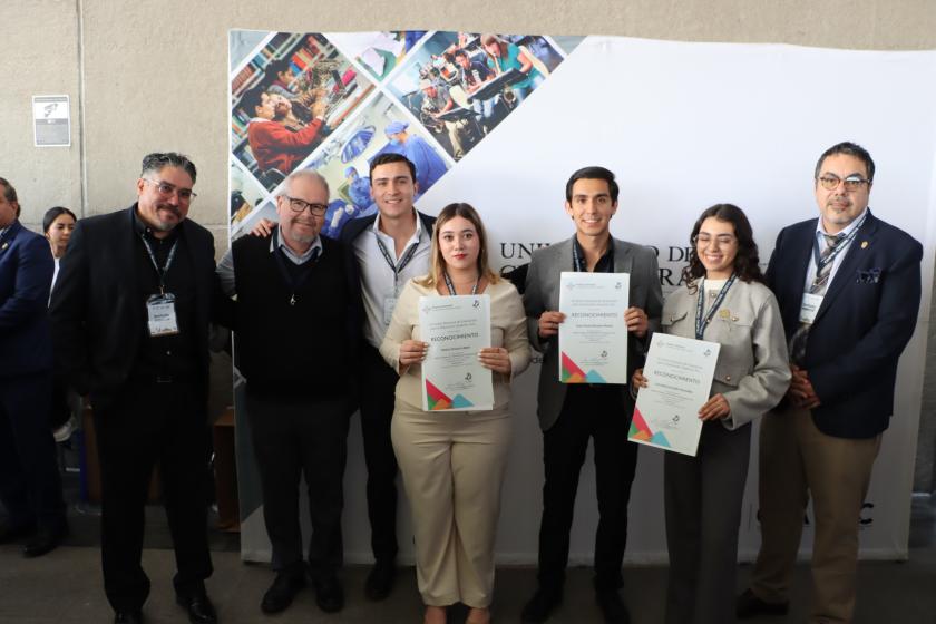 Estudiantes del CUAltos reciben el Premio Ceneval al Desempeño de Excelencia EGEL+D