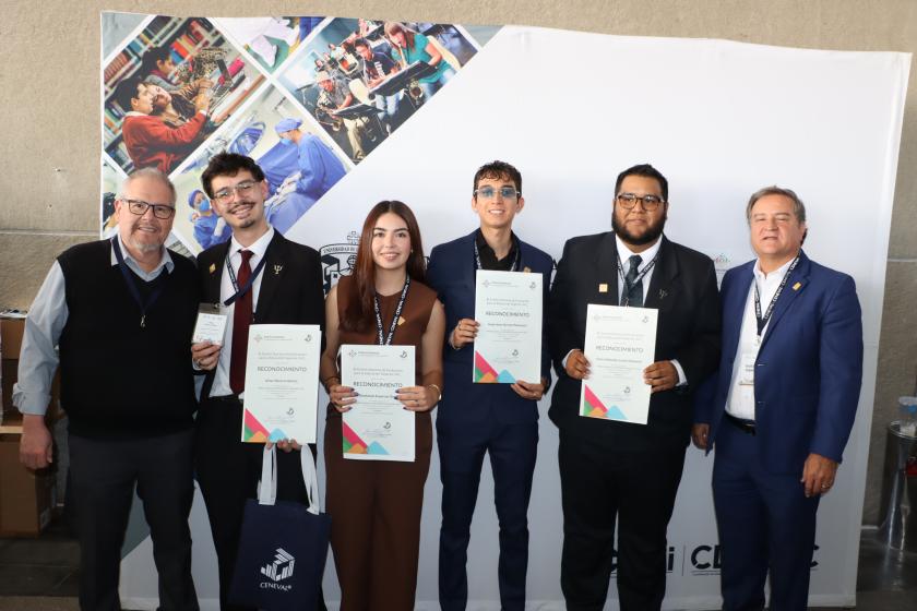Estudiantes del CUAltos reciben el Premio Ceneval al Desempeño de Excelencia EGEL+D