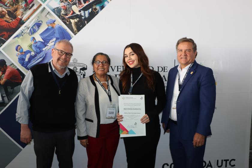 Estudiantes del CUAltos reciben el Premio Ceneval al Desempeño de Excelencia EGEL+D