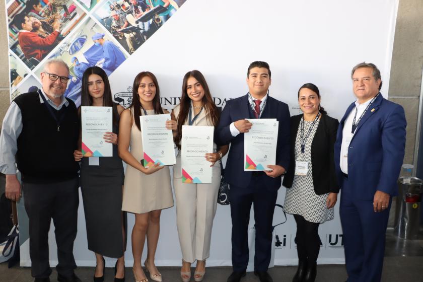 Estudiantes del CUAltos reciben el Premio Ceneval al Desempeño de Excelencia EGEL+D
