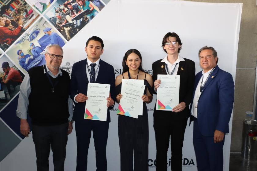 Estudiantes del CUAltos reciben el Premio Ceneval al Desempeño de Excelencia EGEL+D