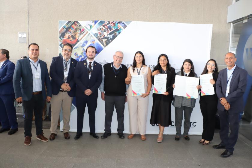 Estudiantes del CUAltos reciben el Premio Ceneval al Desempeño de Excelencia EGEL+D