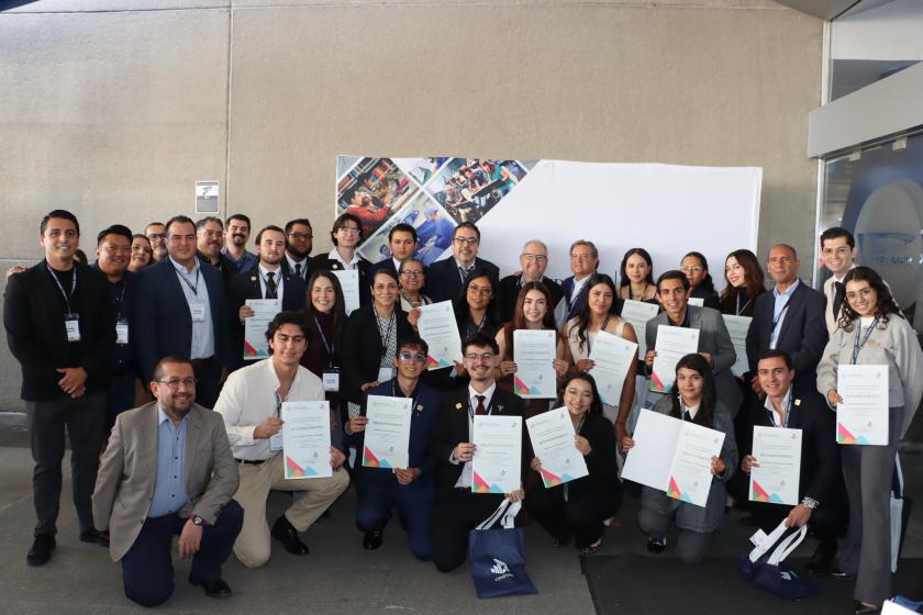 Estudiantes del CUAltos reciben el Premio Ceneval al Desempeño de Excelencia EGEL+D