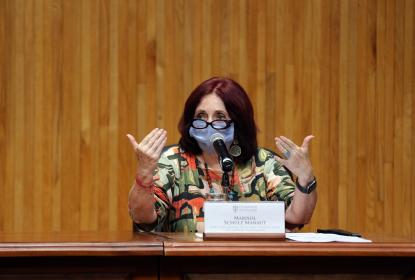 Mujer explicando algo