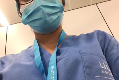 Estudiante en vestimenta quirúrgica 