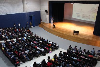 Auditorio lleno d estudiantes escuchando una conferencia 