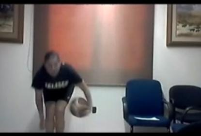 Asistente de los talleres culturales con un balón de basquetbol.