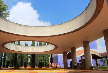 Plano de una estructura arquitectónica, al fondo varios árboles.