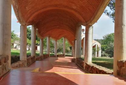 Plano de una estructura arquitectónica, al fondo varios árboles.