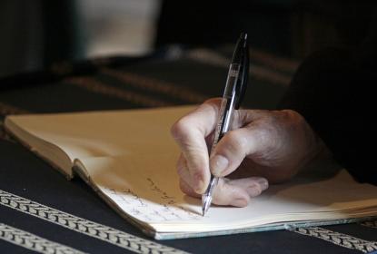 Mano firmando unos papeles