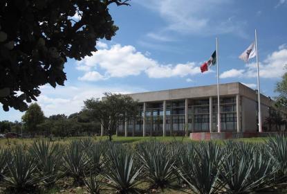 Estructura arquitectónica y, en frente, dos banderas.
