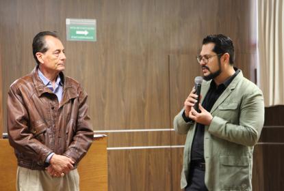 Ponente explicando