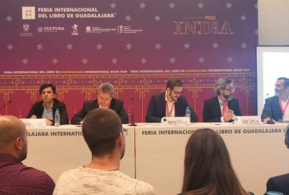 Expositores y asistentes de la FIL.