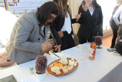 Una persona observando un plato con quesos.