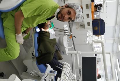 Estudiante de endodoncia realizando prácticas.